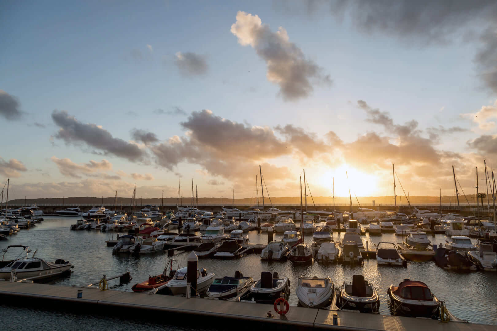 Porto per yacht a Saint Helier, isola di Jersey. Saturazione del colore arancione al tardo tramonto.